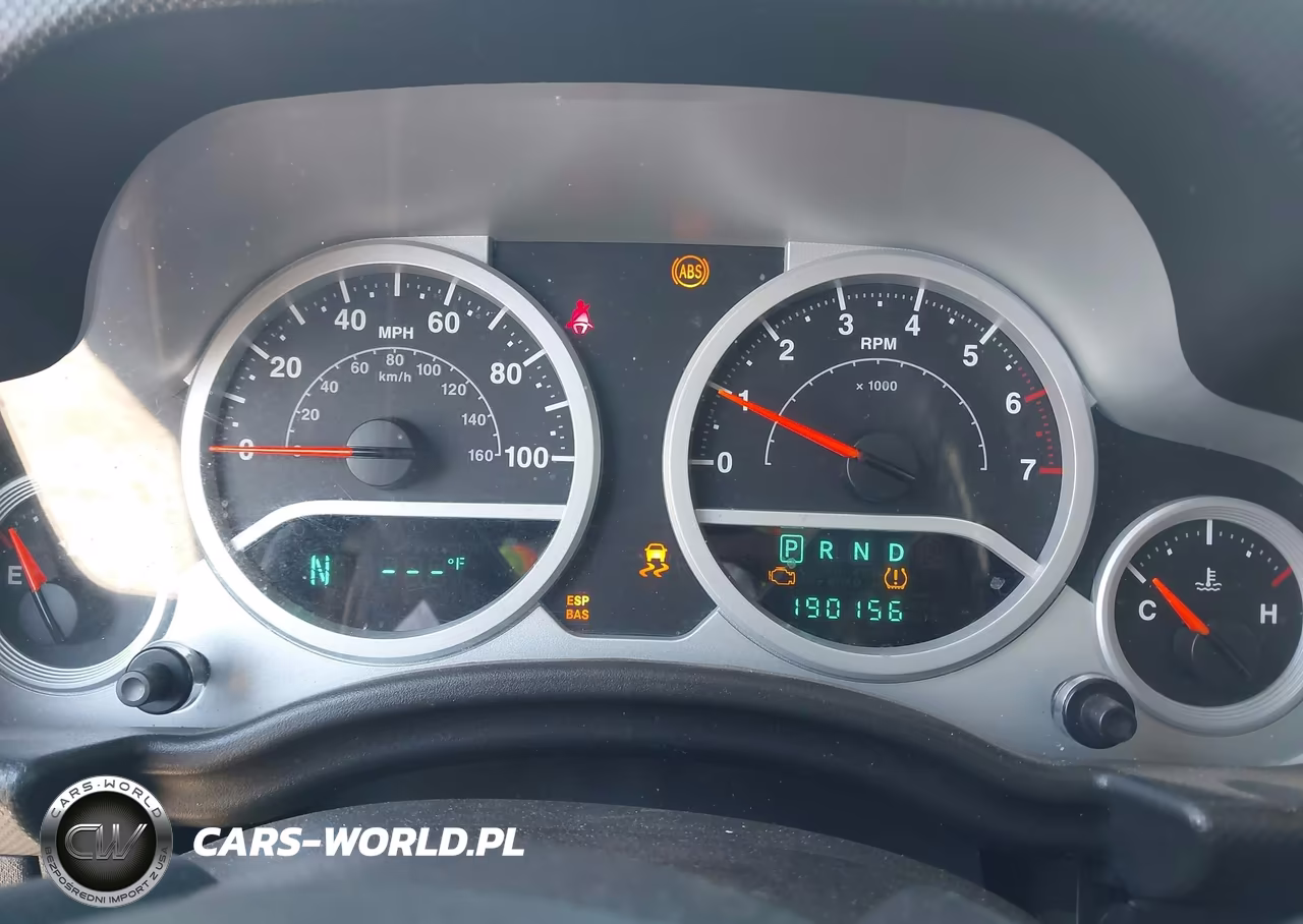 2008 Jeep Wrangler Unlimited Sahara VIN:1J4GA59168L623647 - 7
