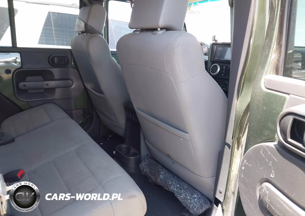 2008 Jeep Wrangler Unlimited Sahara VIN:1J4GA59168L623647 - 8