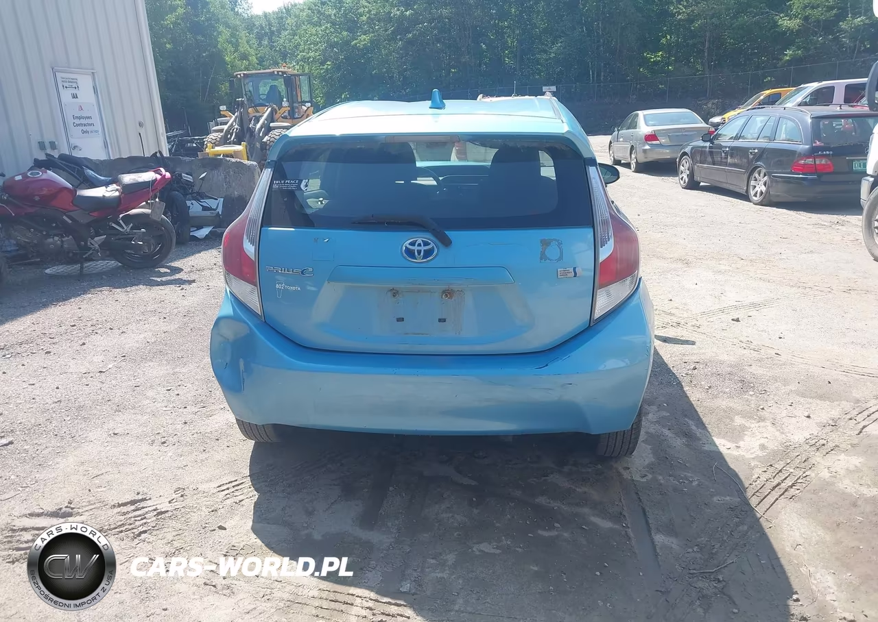 2015 Toyota Prius C Two VIN:JTDKDTB34F1111708 - 17