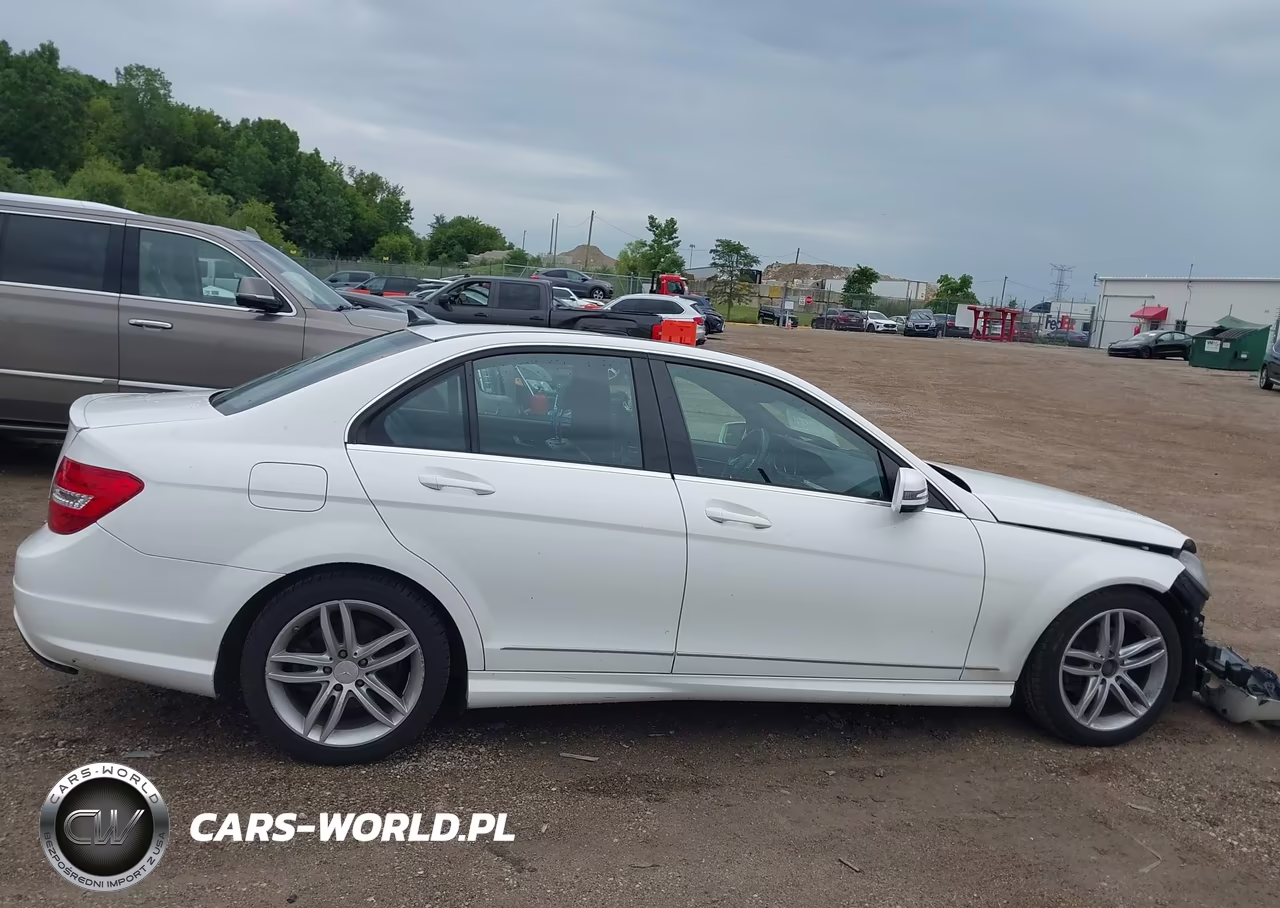 2013 Mercedes-Benz C 250 Sport VIN:WDDGF4HB2DA769065 - 13