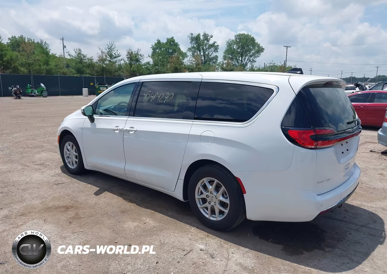 2023 Chrysler Pacifica Touring L VIN:2C4RC1BG8PR508571 - 3