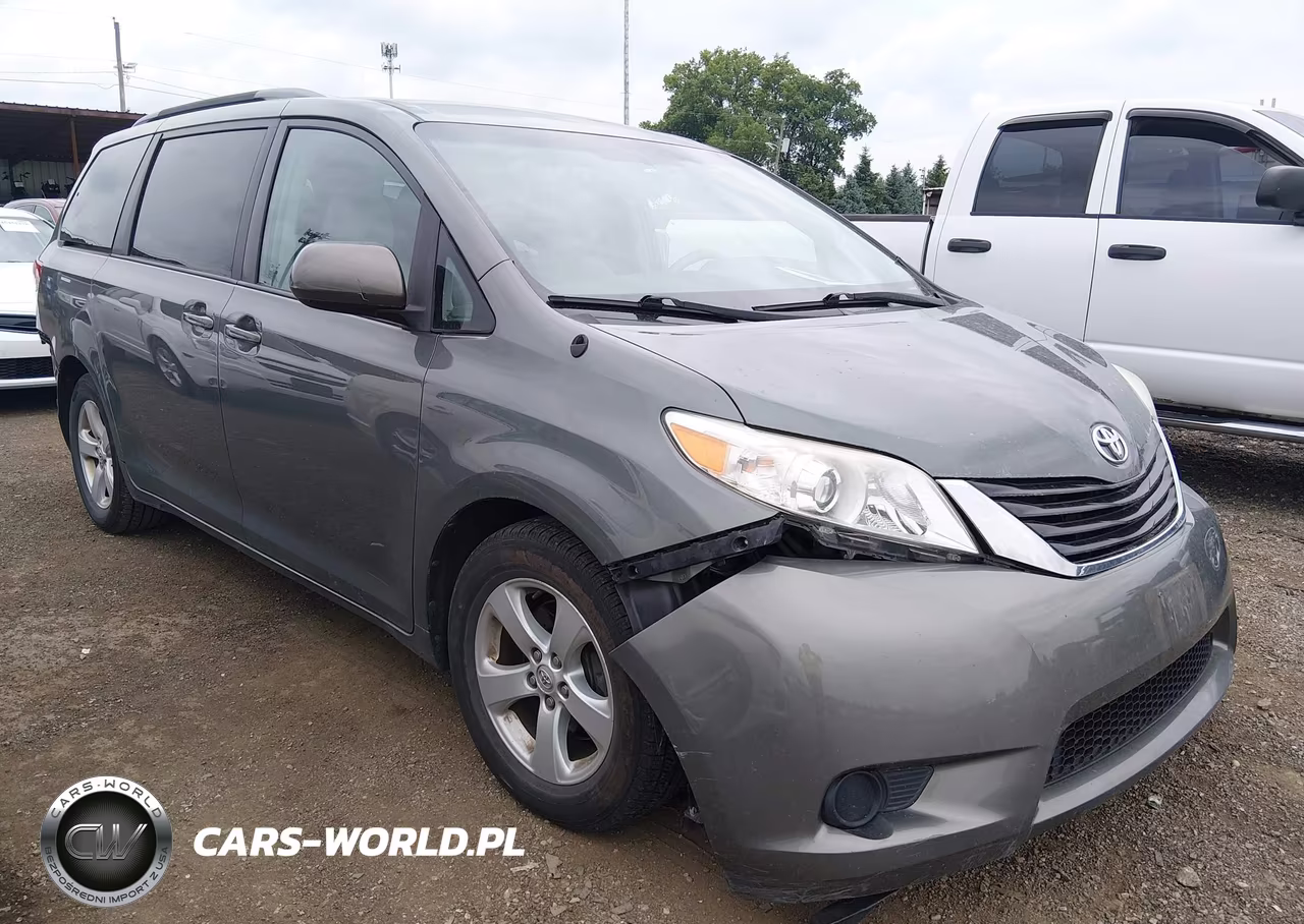 2014 Toyota Sienna Le V6 8 Passenger