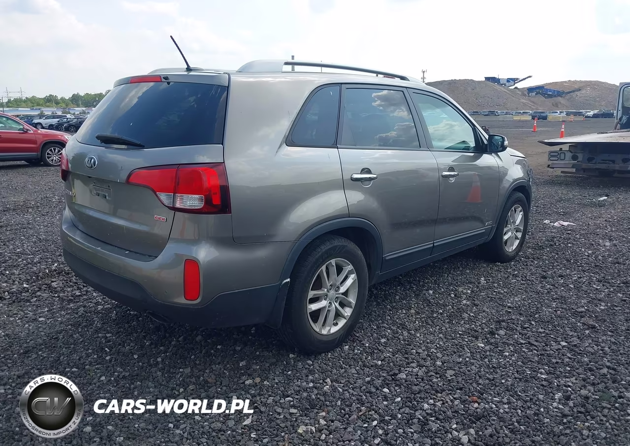 2015 Kia Sorento Lx VIN:5XYKTDA68FG583043 - 4