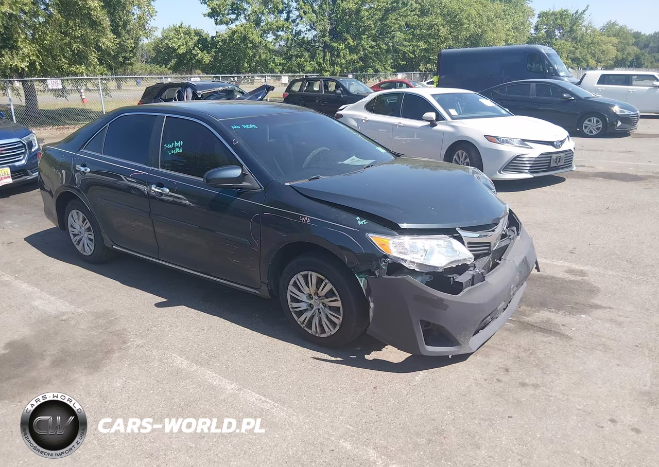 2014 Toyota Camry Le – zdjęcie 1 z 16