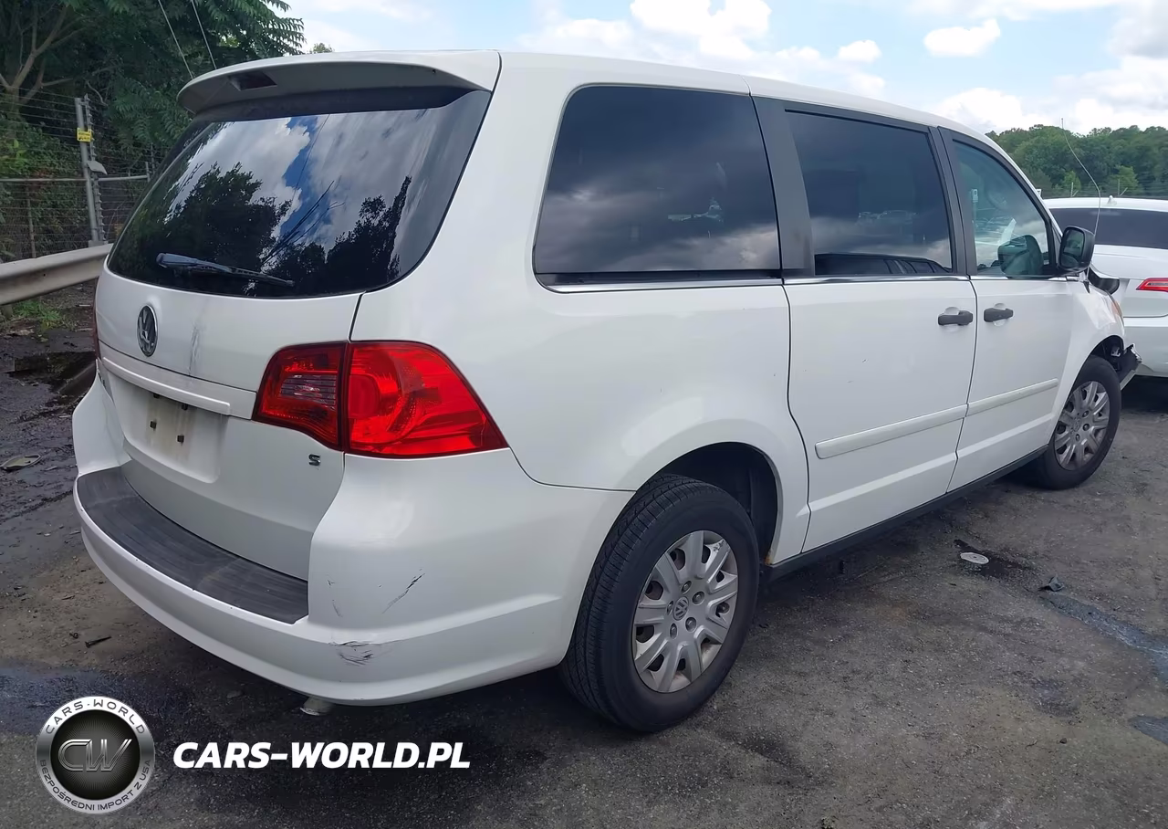 2010 Volkswagen Routan S VIN:2V4RW4D13AR395269 - 4