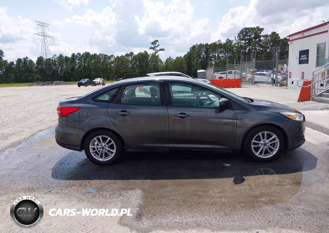 2018 Ford Focus Se VIN:1FADP3F24JL328258 - 18