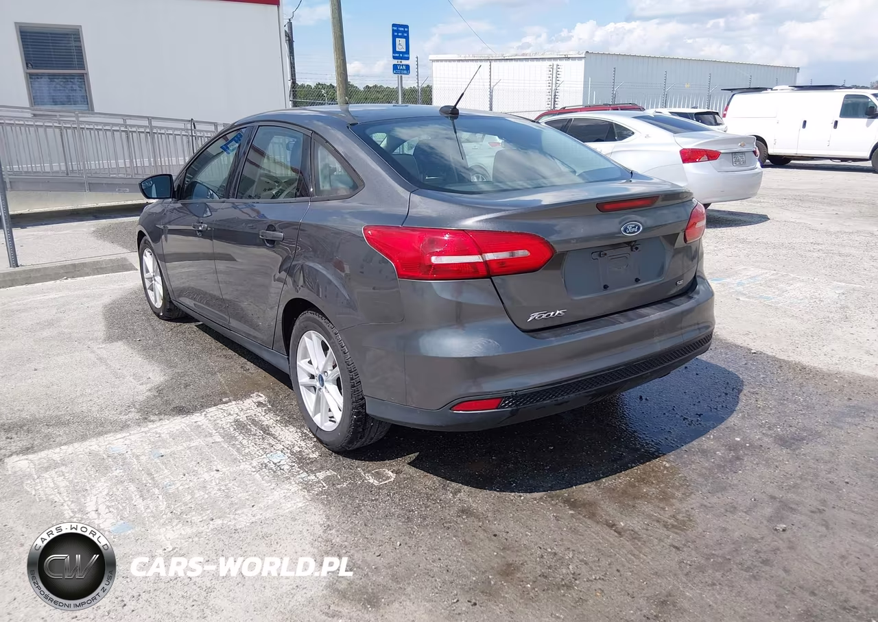 2018 Ford Focus Se VIN:1FADP3F24JL328258 - 3
