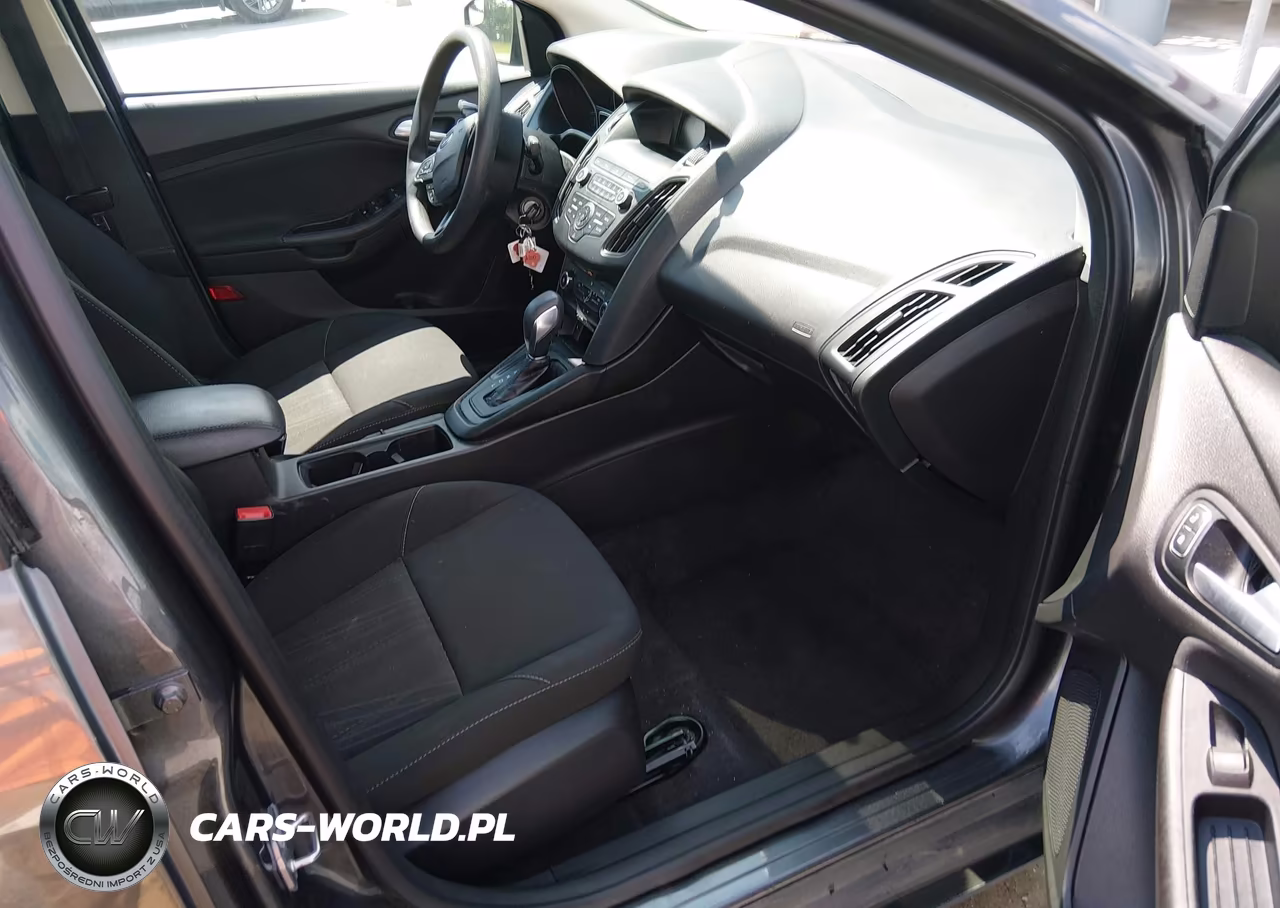 2018 Ford Focus Se VIN:1FADP3F24JL328258 - 5