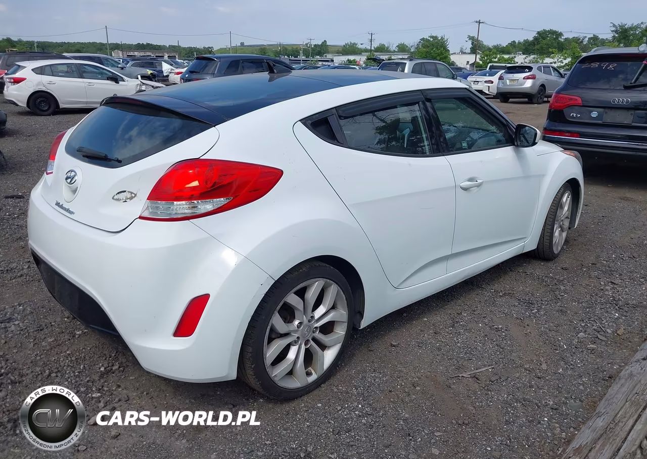 2013 Hyundai Veloster Base W-Black VIN:KMHTC6AD2DU141333 - 4