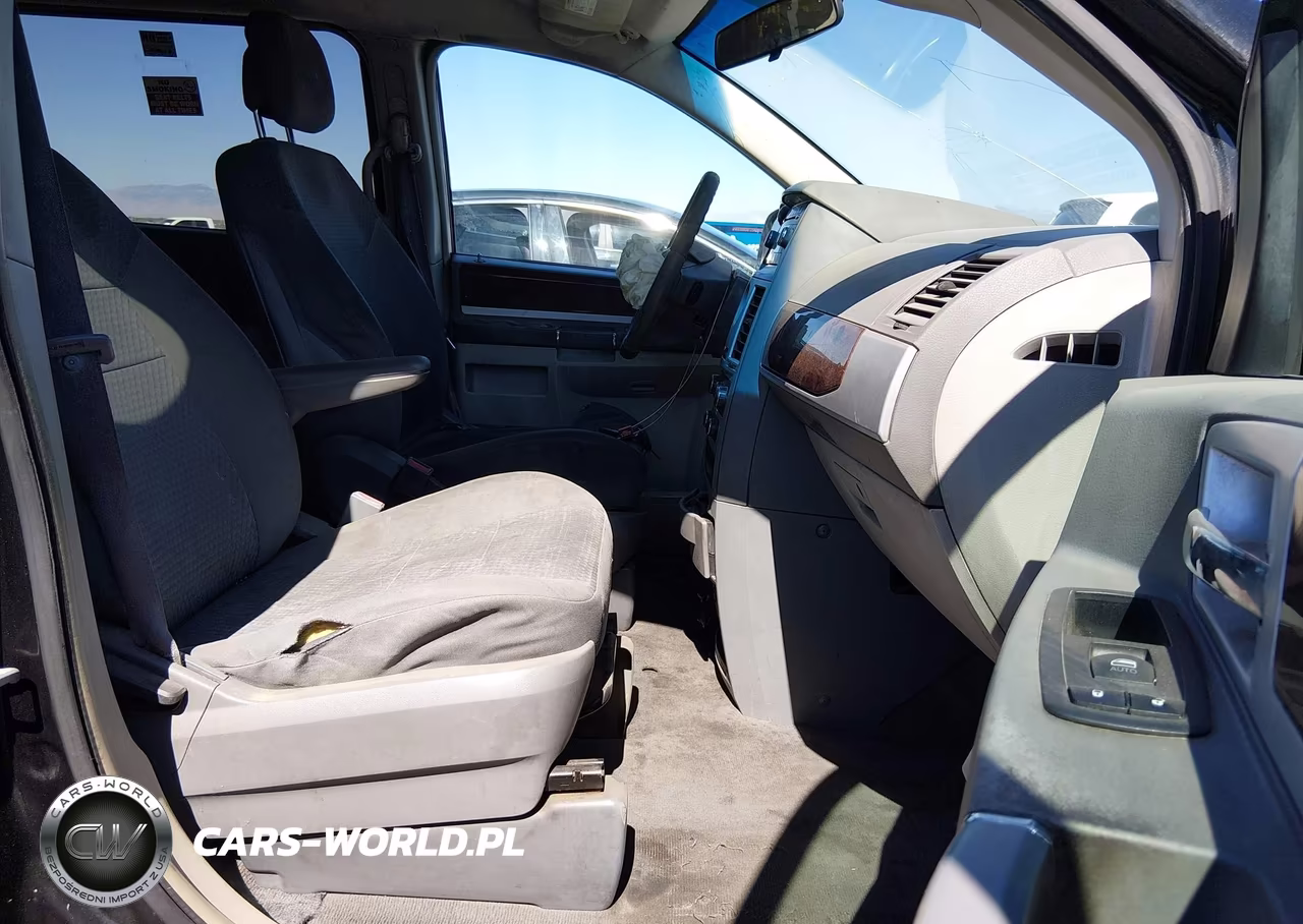 2010 Chrysler Town & Country Touring VIN:2A4RR5D19AR266986 - 5