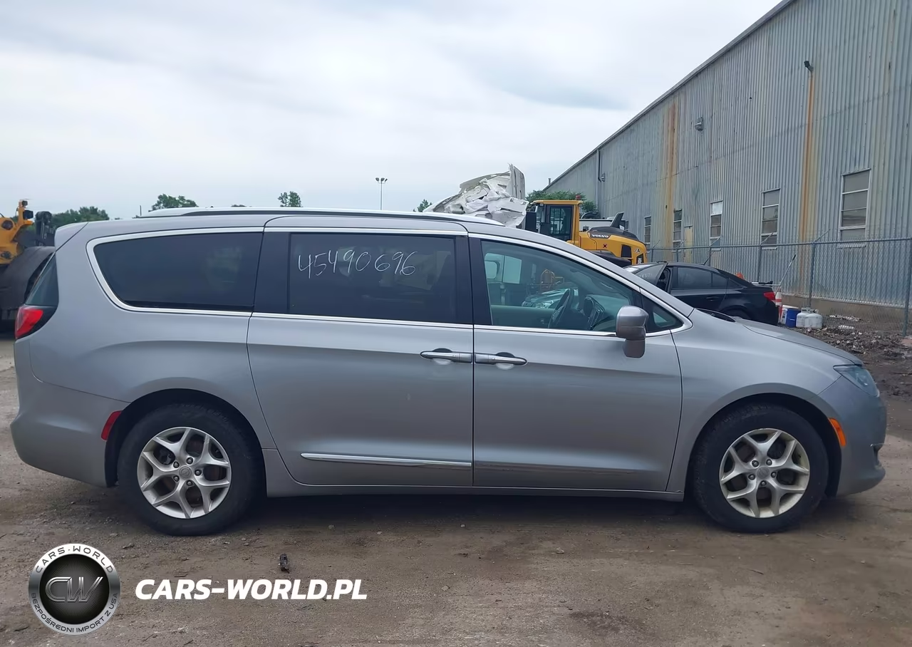 2017 Chrysler Pacifica Touring-L Plus VIN:2C4RC1EG1HR543630 - 13