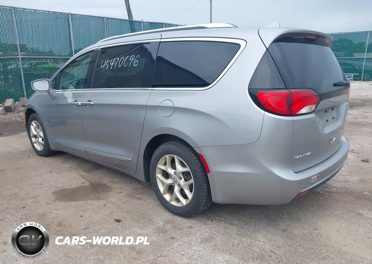 2017 Chrysler Pacifica Touring-L Plus VIN:2C4RC1EG1HR543630 - 3