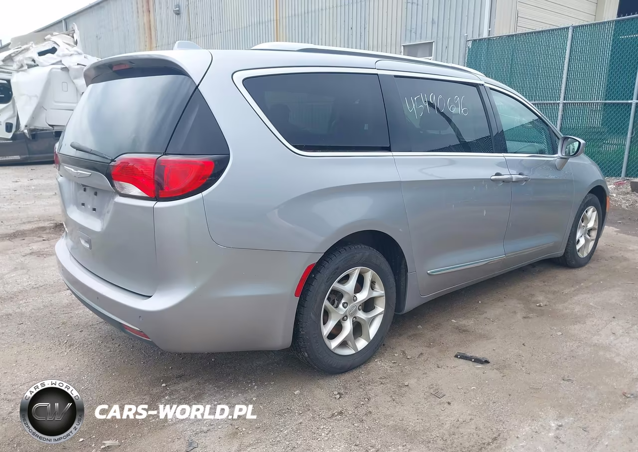 2017 Chrysler Pacifica Touring-L Plus VIN:2C4RC1EG1HR543630 - 4