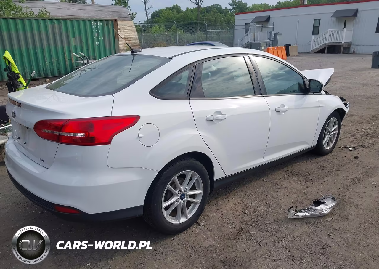 2018 Ford Focus Se VIN:1FADP3F21JL286230 - 4