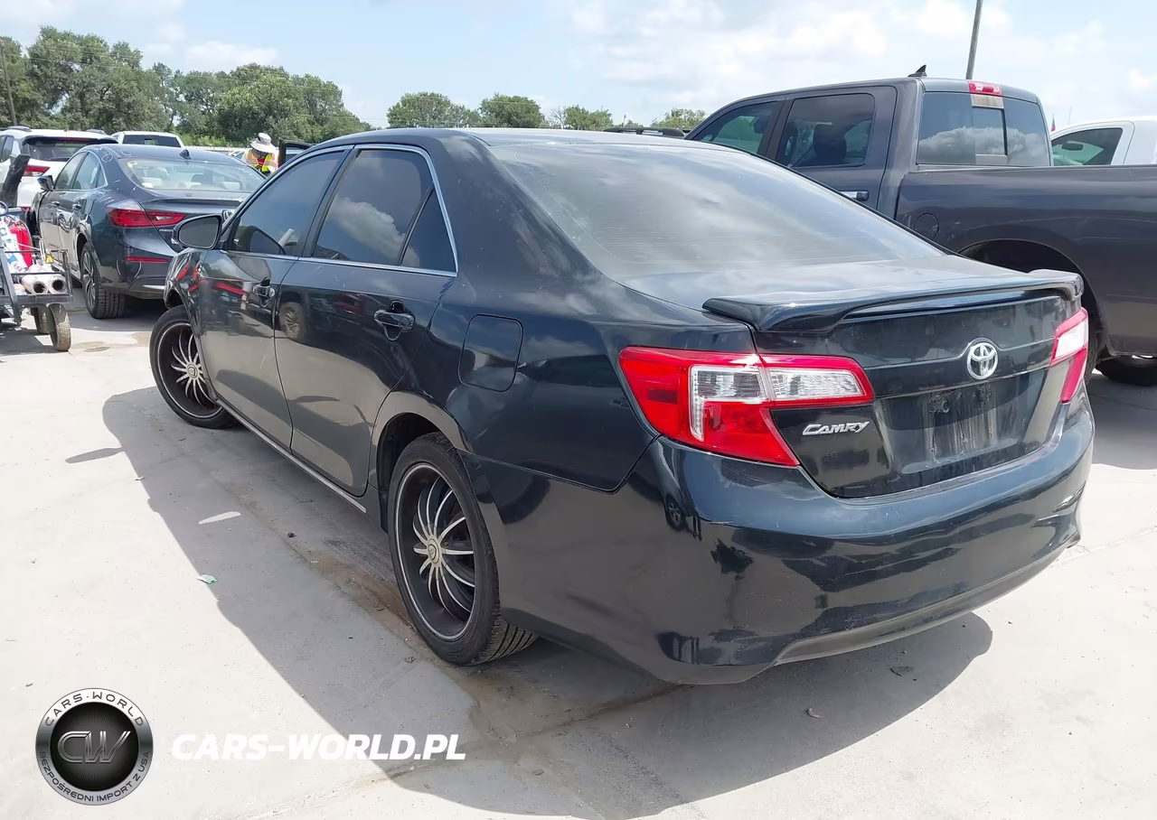 2014 Toyota Camry Le VIN:4T4BF1FKXER352722 - 3