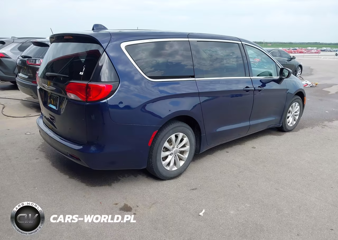 2017 Chrysler Pacifica Touring VIN:2C4RC1DG2HR578470 - 4