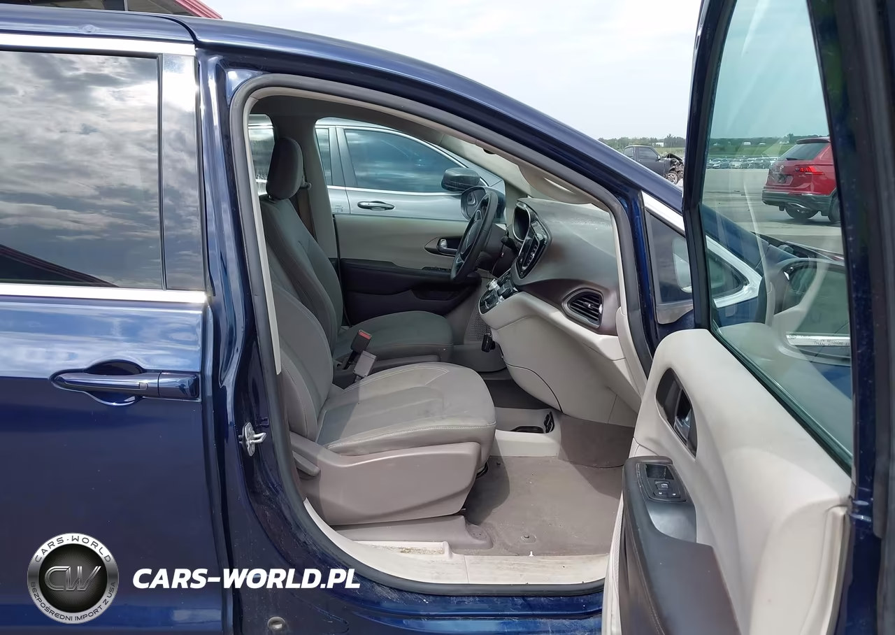2017 Chrysler Pacifica Touring VIN:2C4RC1DG2HR578470 - 5