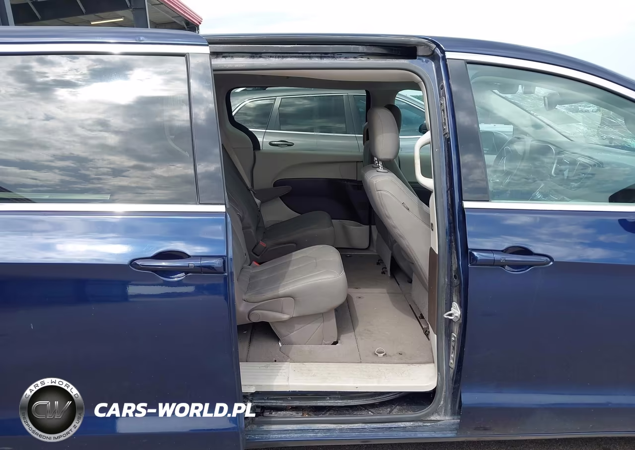 2017 Chrysler Pacifica Touring VIN:2C4RC1DG2HR578470 - 8