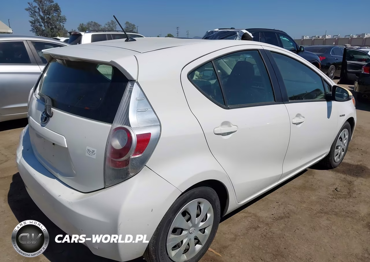 2014 Toyota Prius C Two VIN:JTDKDTB36E1059271 - 4