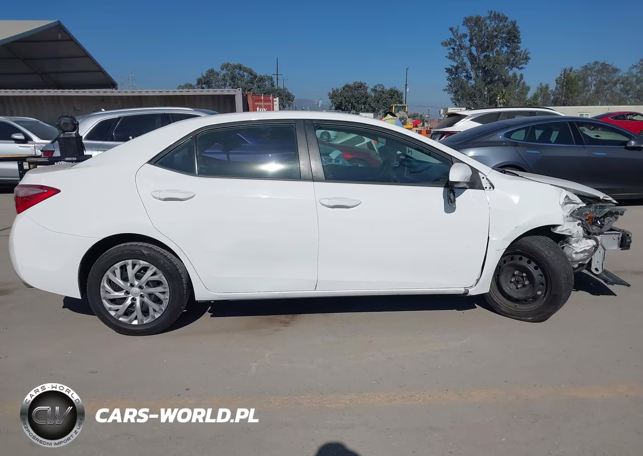 2018 Toyota Corolla Le VIN:5YFBURHE0JP792644 - 14