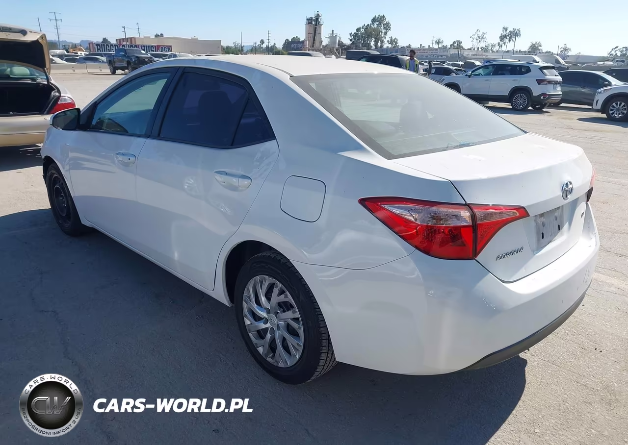 2018 Toyota Corolla Le VIN:5YFBURHE0JP792644 - 3
