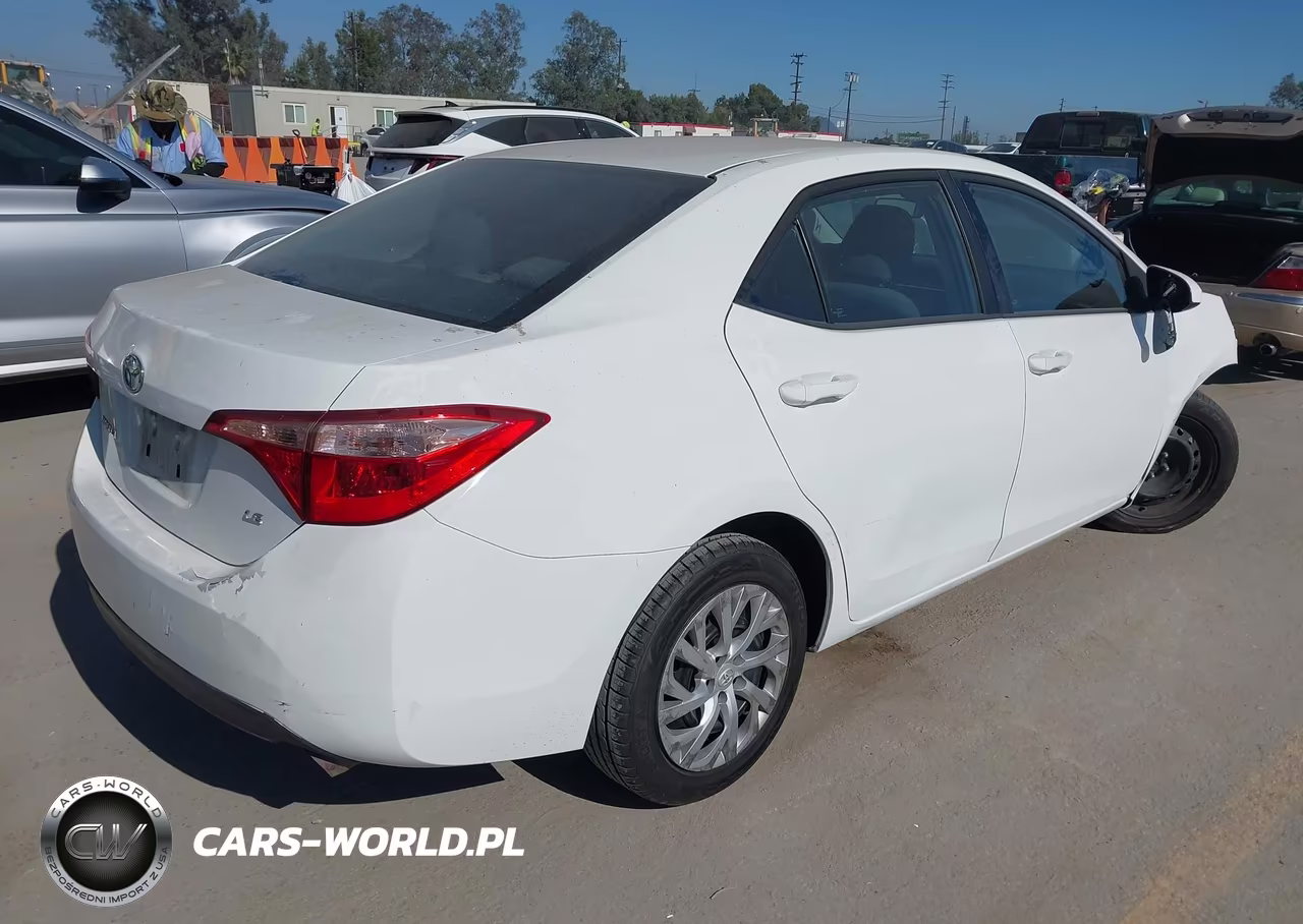 2018 Toyota Corolla Le VIN:5YFBURHE0JP792644 - 4