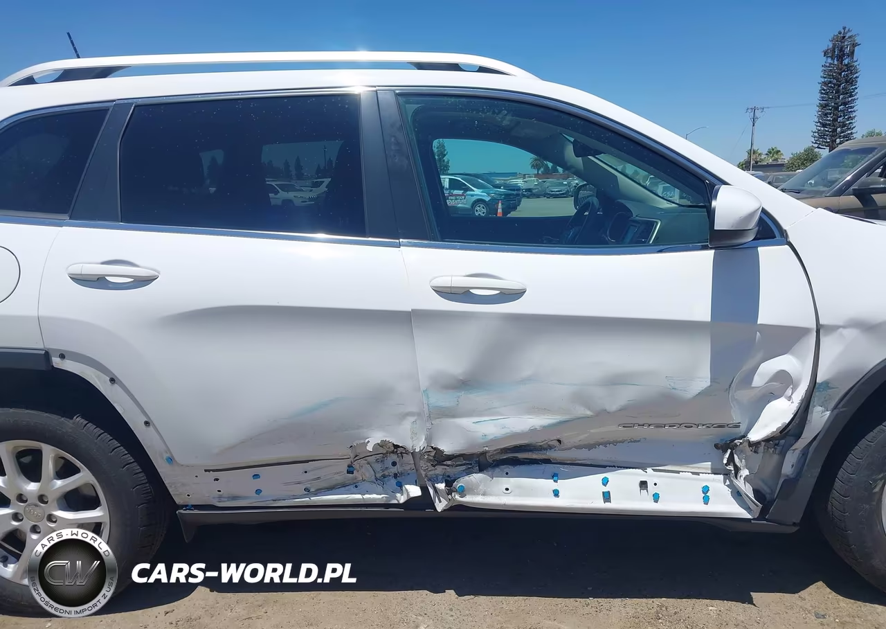 2018 Jeep Cherokee Latitude Fwd VIN:1C4PJLCXXJD518018 - 6