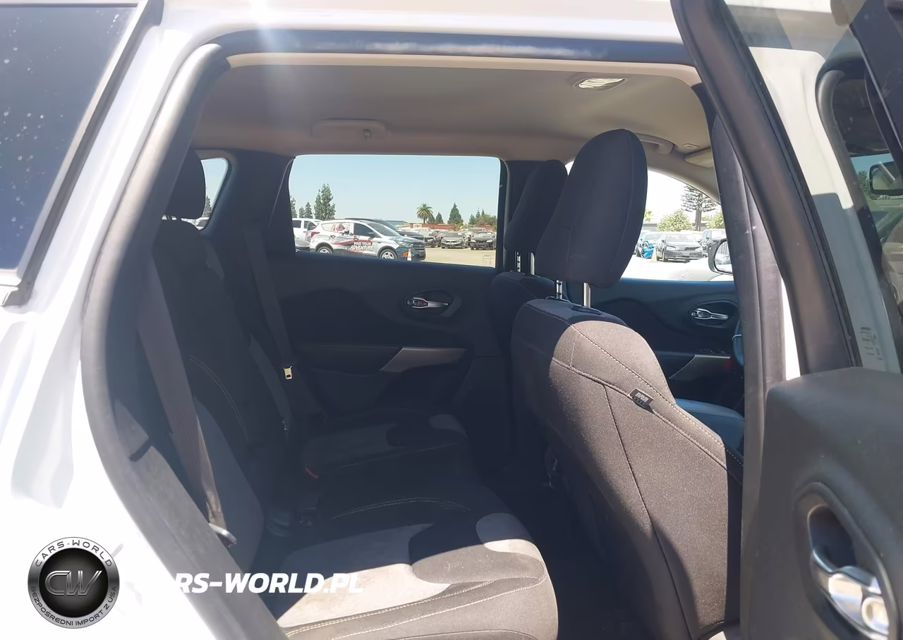 2018 Jeep Cherokee Latitude Fwd VIN:1C4PJLCXXJD518018 - 8