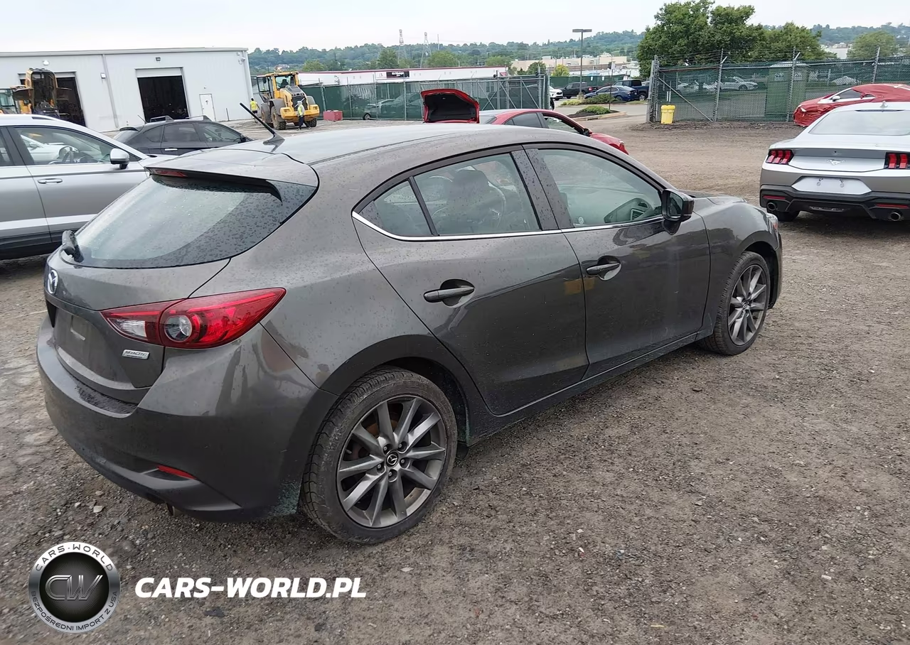 2018 Mazda Mazda3 Touring VIN:3MZBN1L37JM167845 - 4