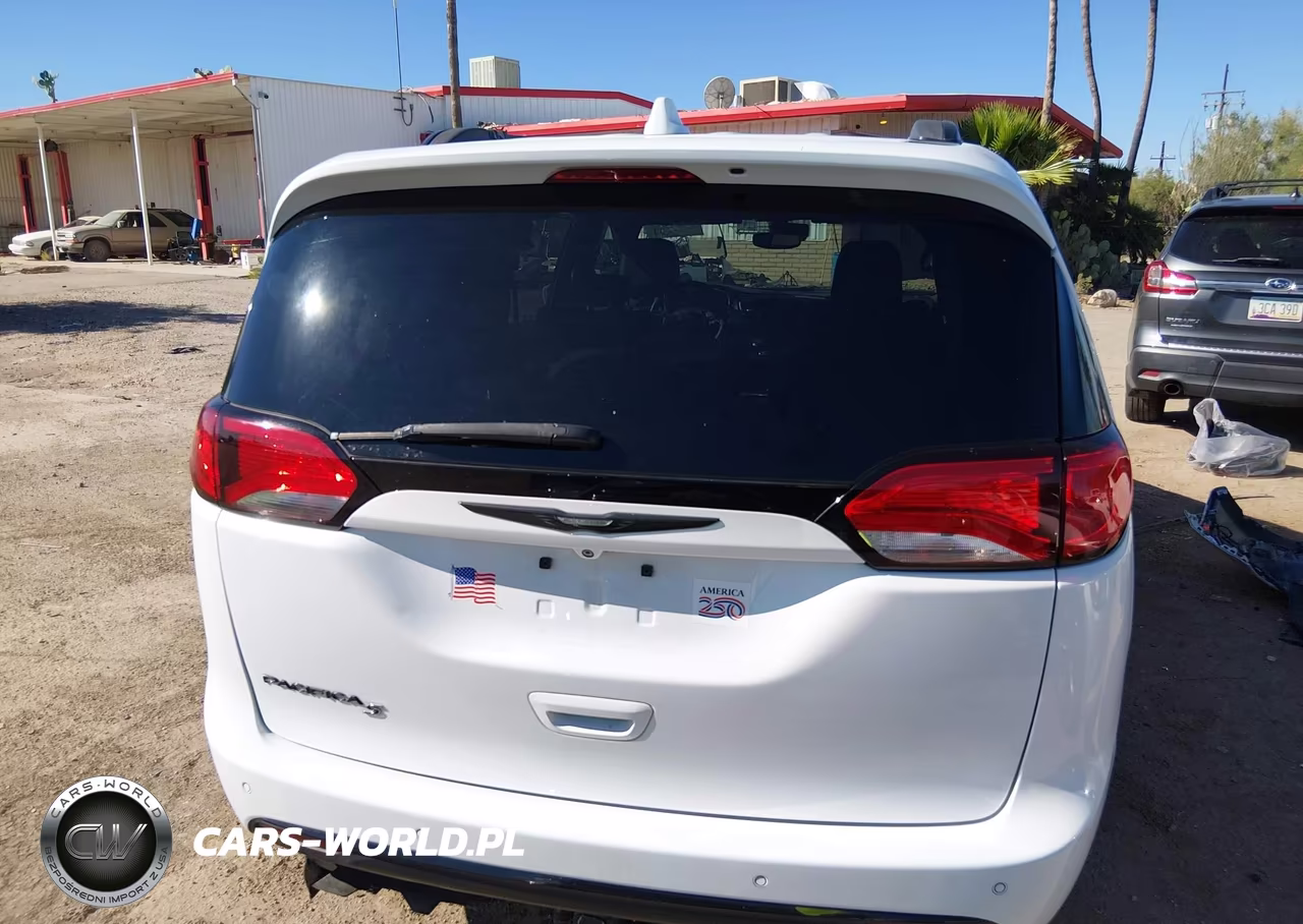 2019 Chrysler Pacifica Touring L Plus VIN:2C4RC1EG1KR575940 - 16