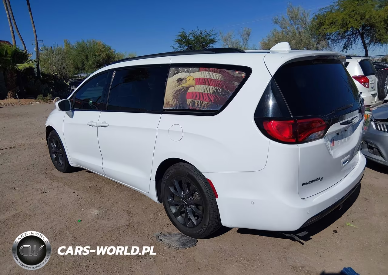 2019 Chrysler Pacifica Touring L Plus VIN:2C4RC1EG1KR575940 - 3