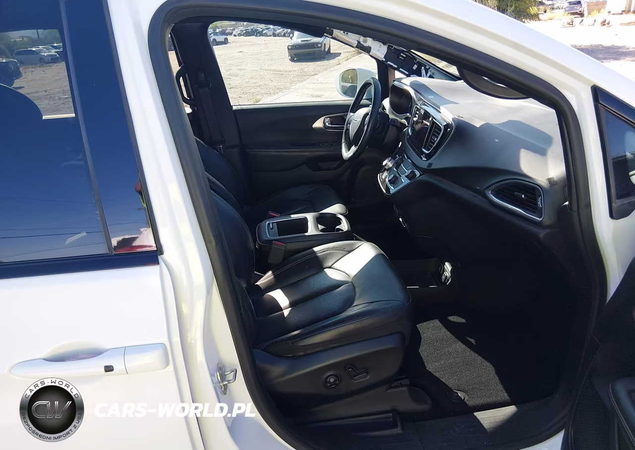 2019 Chrysler Pacifica Touring L Plus VIN:2C4RC1EG1KR575940 - 5