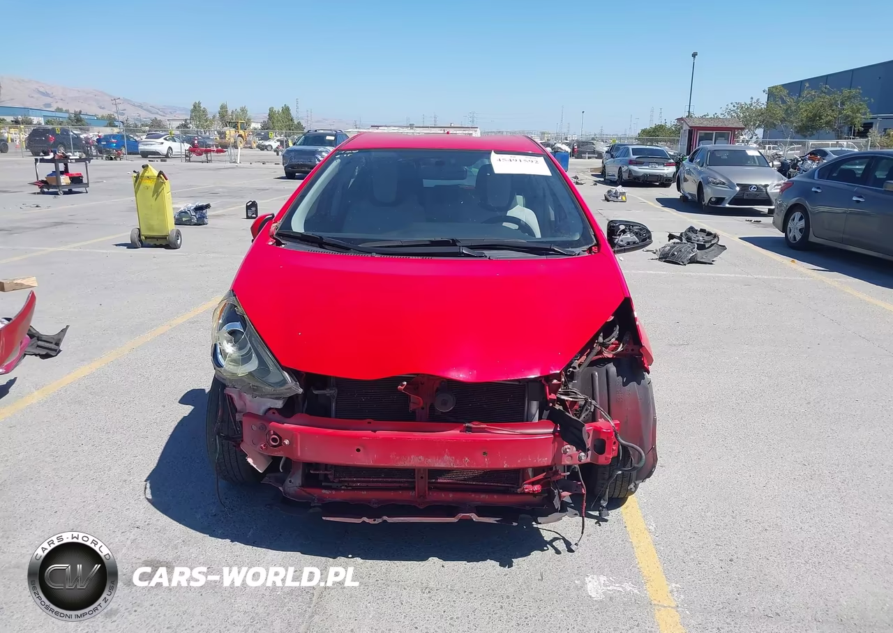 2016 Toyota Prius C One VIN:JTDKDTB33G1131675 - 15