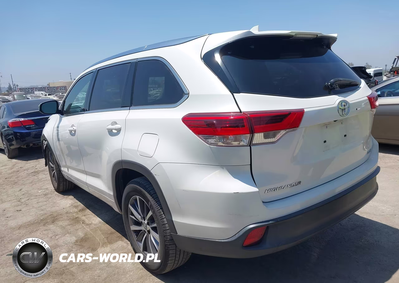 2018 Toyota Highlander Xle VIN:5TDKZRFH5JS538742 - 3