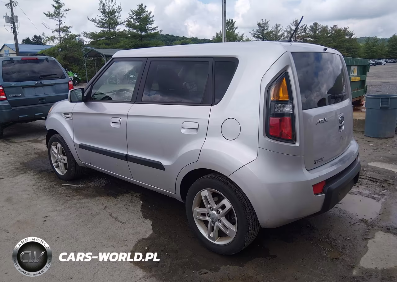 2010 Kia Soul + VIN:KNDJT2A2XA7702133 - 3