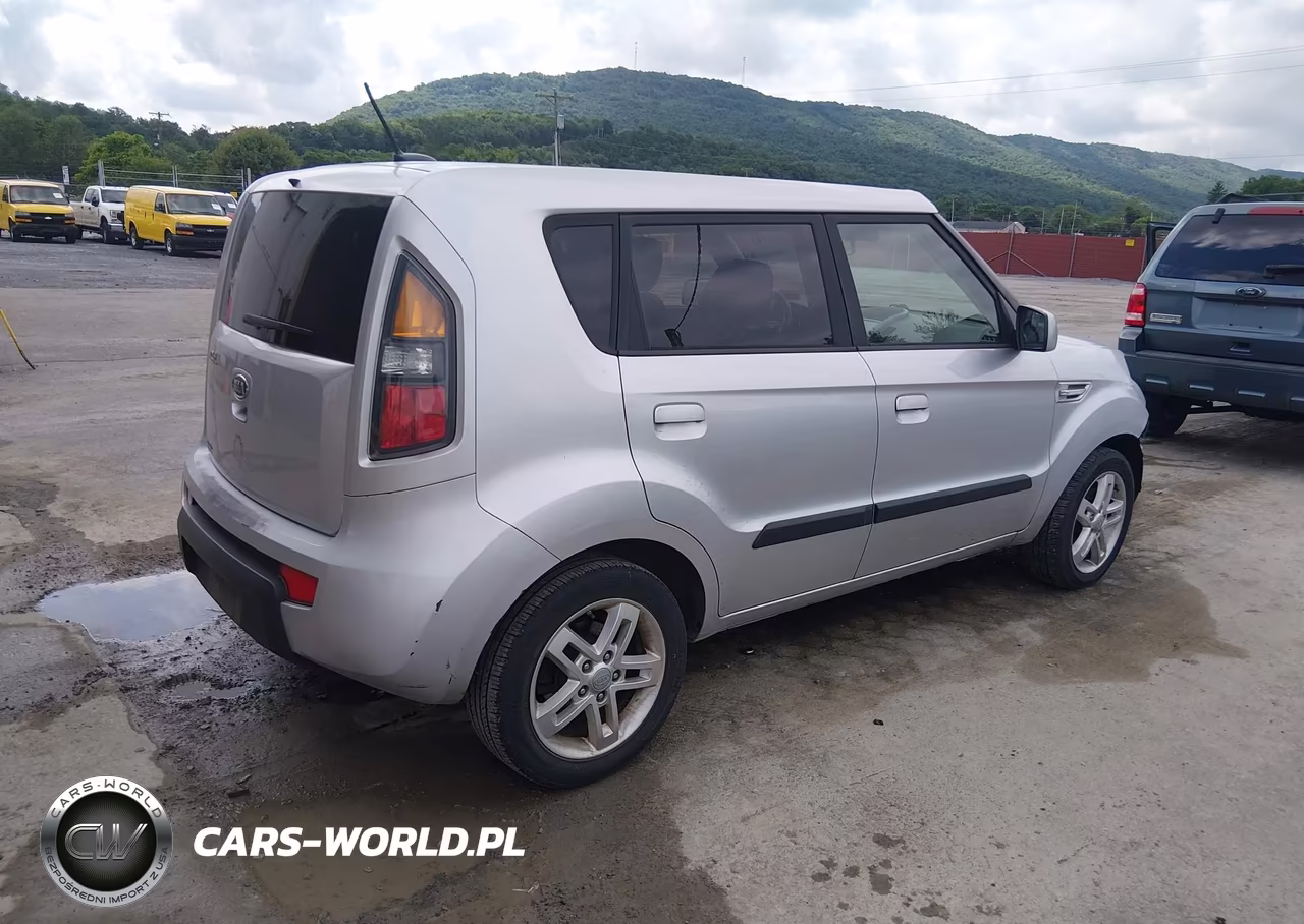 2010 Kia Soul + VIN:KNDJT2A2XA7702133 - 4