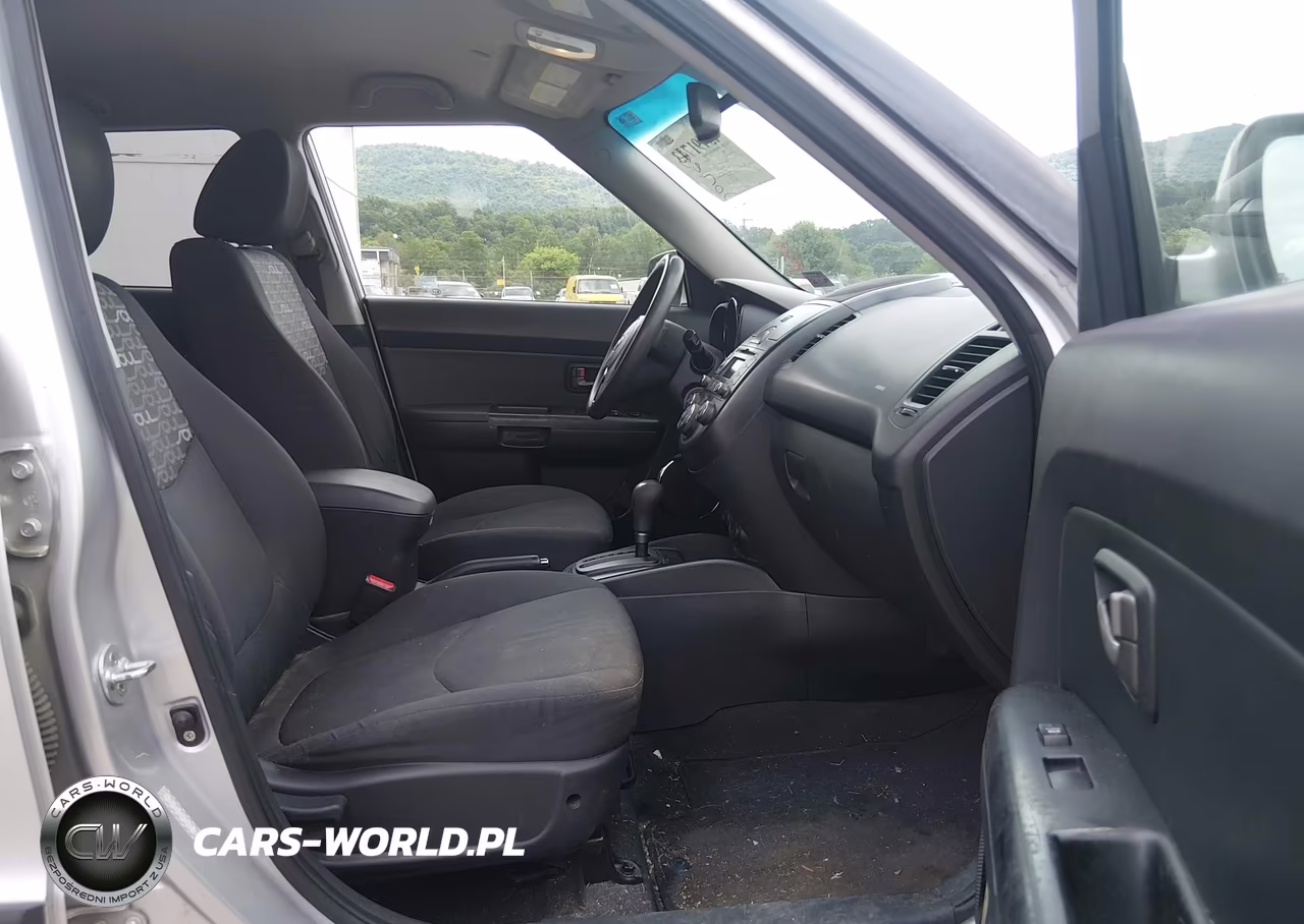 2010 Kia Soul + VIN:KNDJT2A2XA7702133 - 5