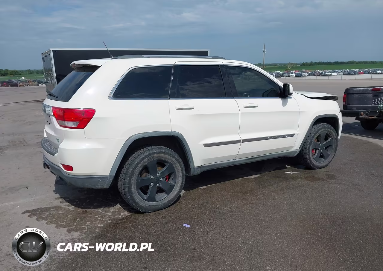 2011 Jeep Grand Cherokee Laredo VIN:1J4RR4GT1BC632411 - 4