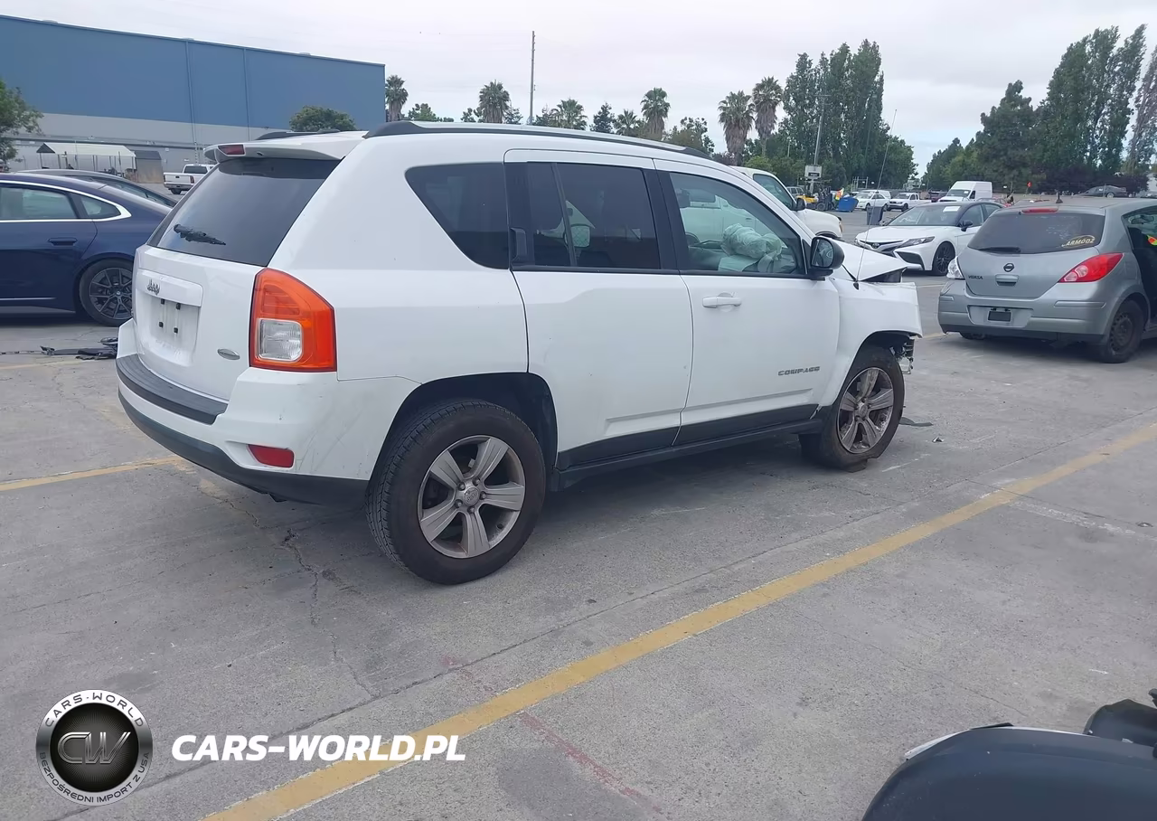 2013 Jeep Compass Latitude VIN:1C4NJDEB6DD192396 - 4