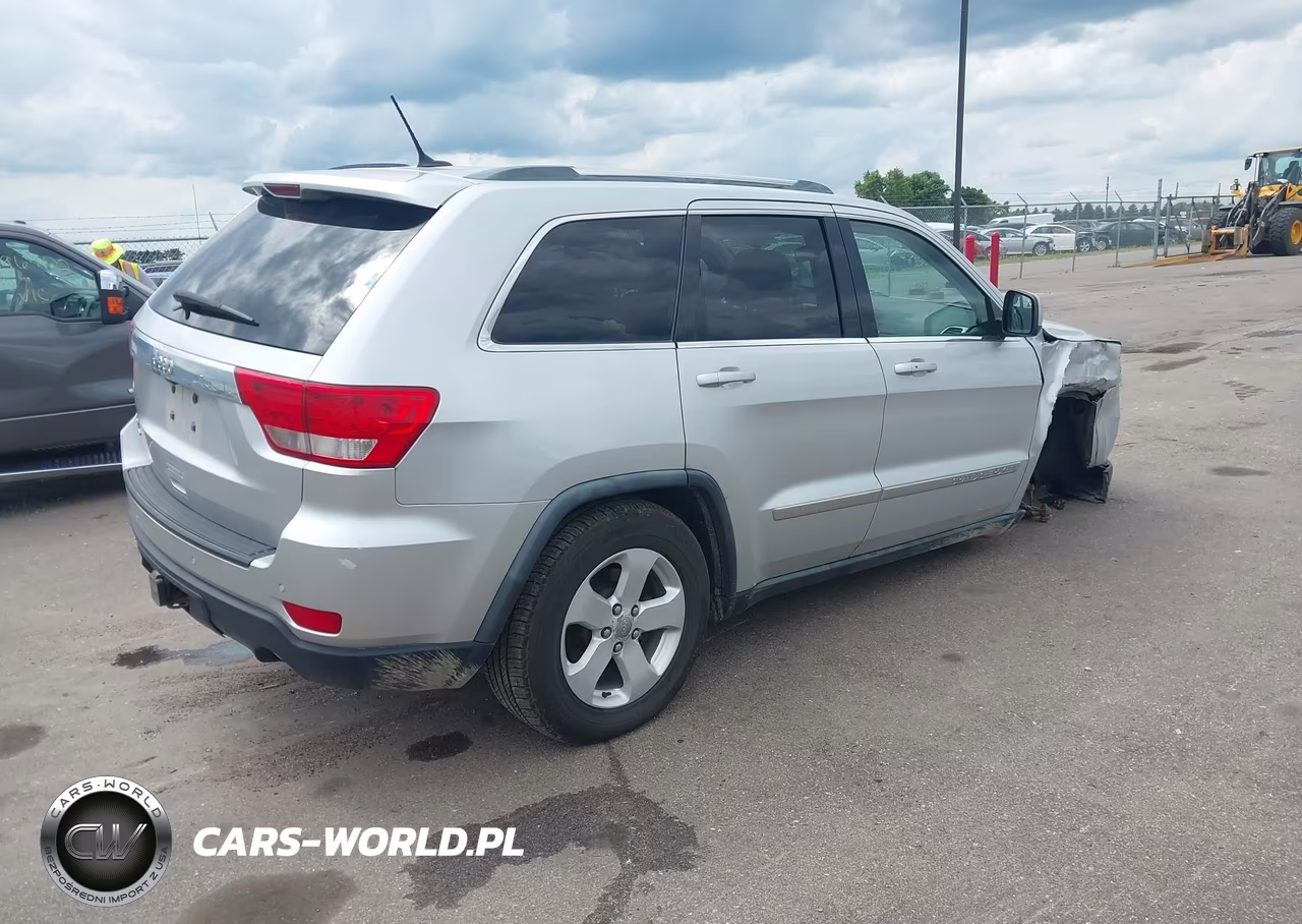 2011 Jeep Grand Cherokee Laredo VIN:1J4RR4GGXBC570252 - 4