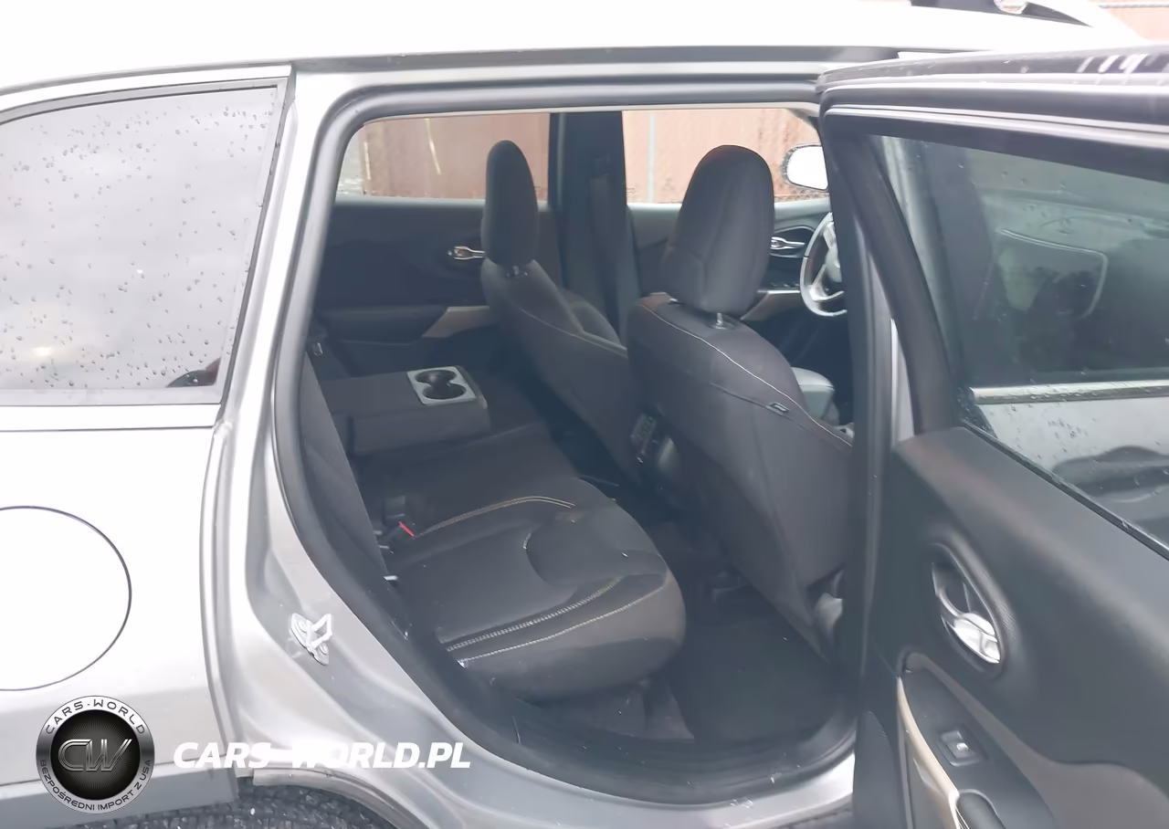 2017 Jeep Cherokee Latitude VIN:1C4PJLCB3HW596272 - 8