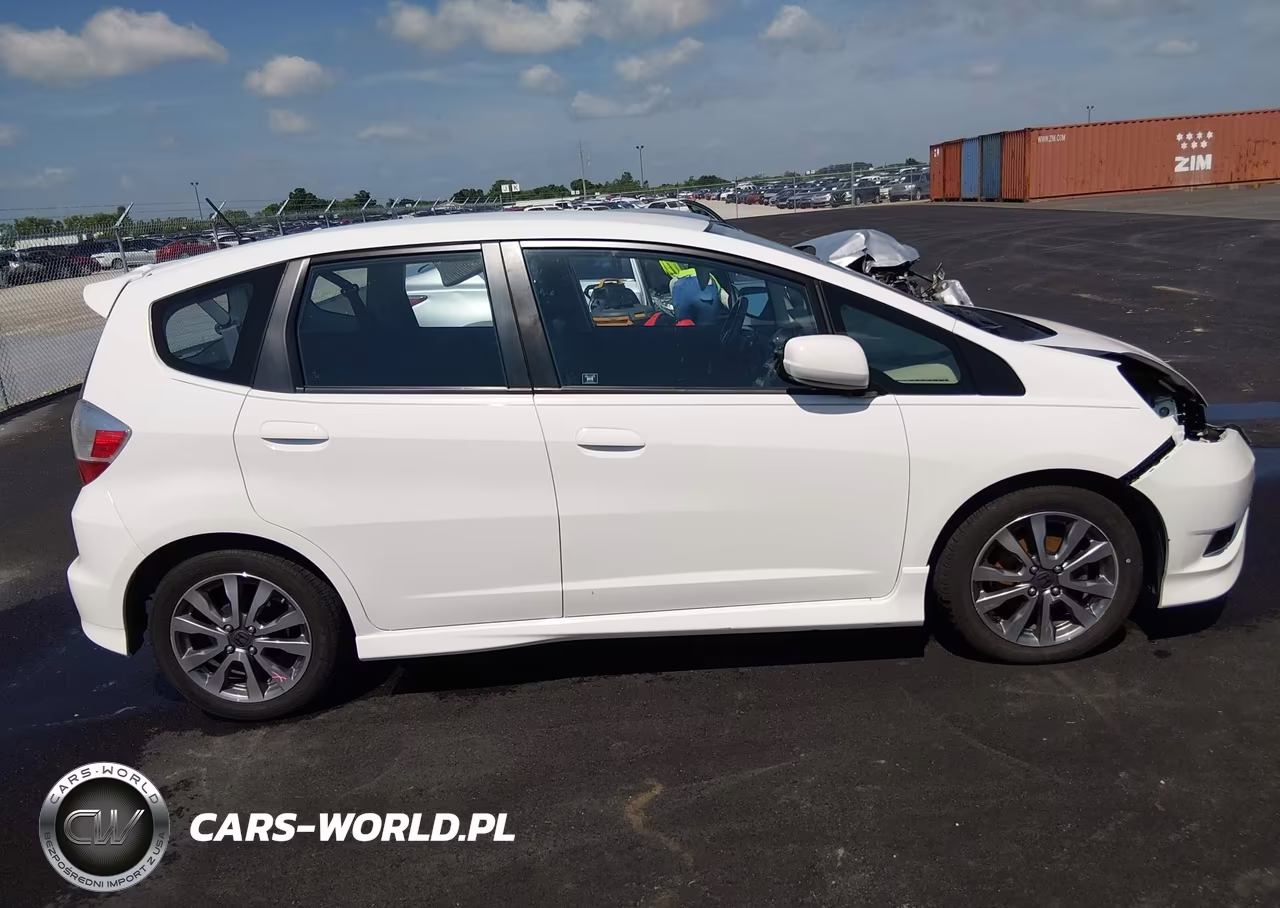 2013 Honda Fit Sport VIN:JHMGE8H5XDC069912 - 13