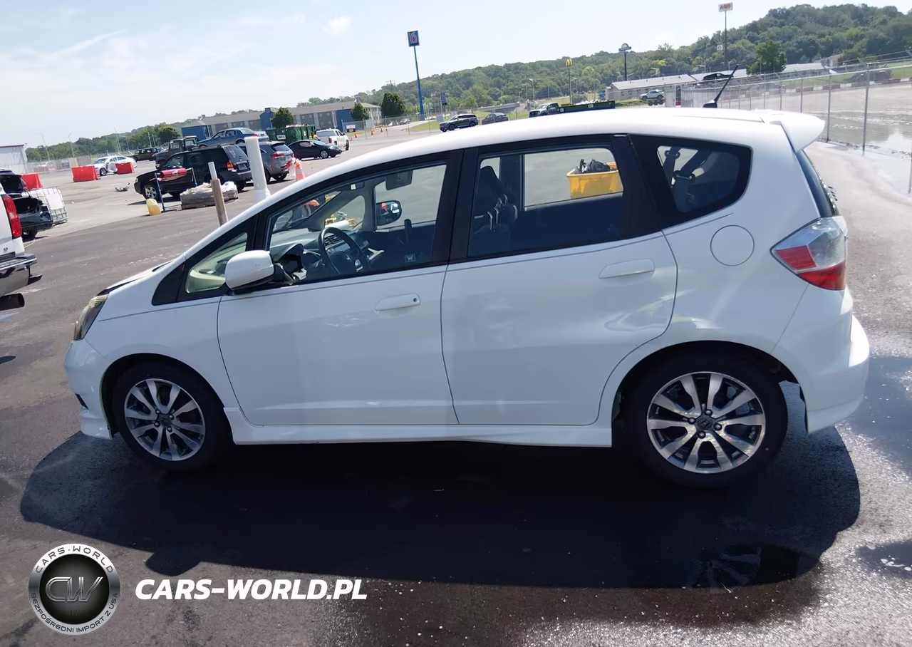 2013 Honda Fit Sport VIN:JHMGE8H5XDC069912 - 14