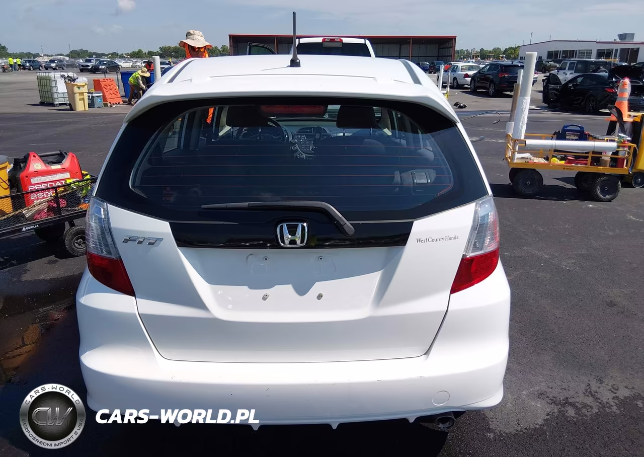 2013 Honda Fit Sport VIN:JHMGE8H5XDC069912 - 16