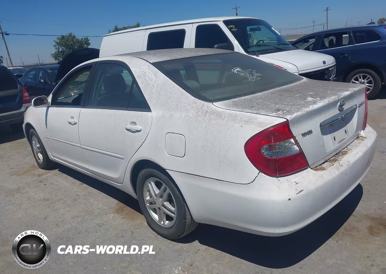 2002 Toyota Camry Le VIN:JTDBE32K820024107 - 3