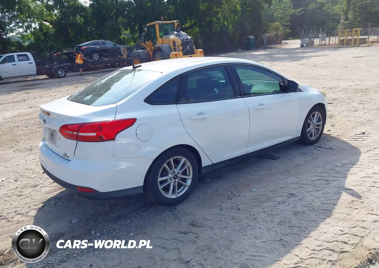 2016 Ford Focus Se VIN:1FADP3F2XGL300571 - 4