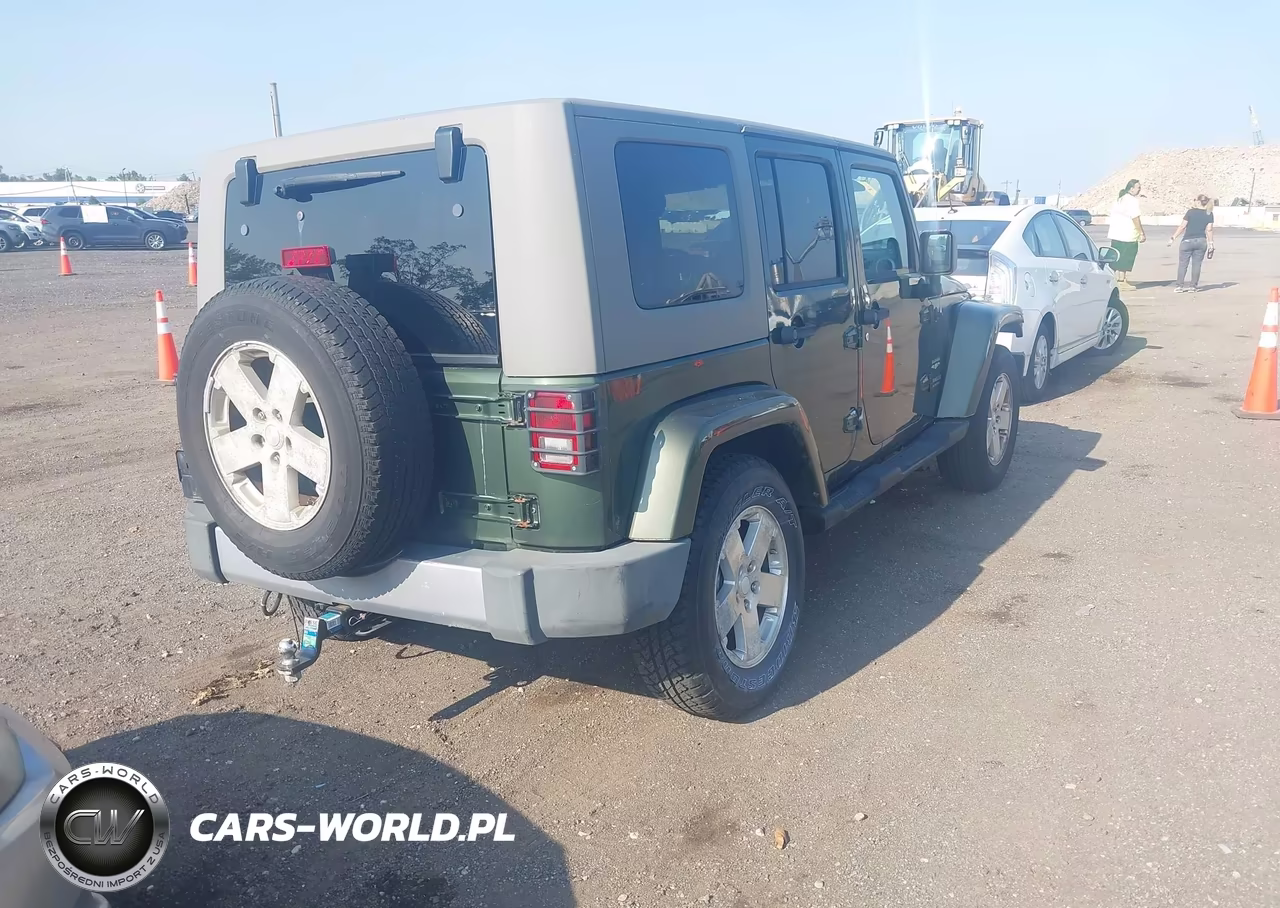 2008 Jeep Wrangler Unlimited Sahara VIN:1J4GA59138L562290 - 4