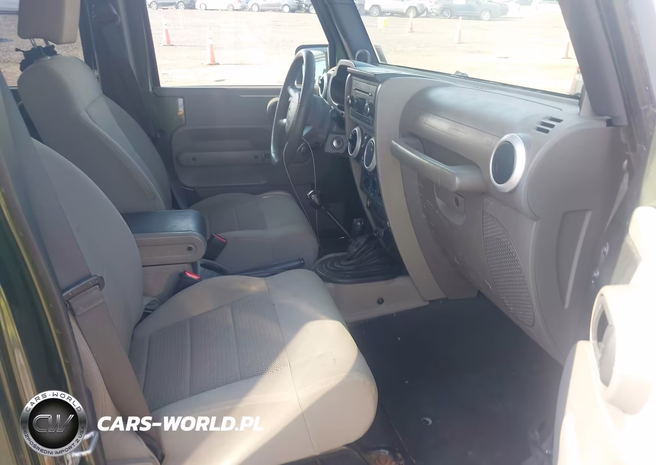 2008 Jeep Wrangler Unlimited Sahara VIN:1J4GA59138L562290 - 5