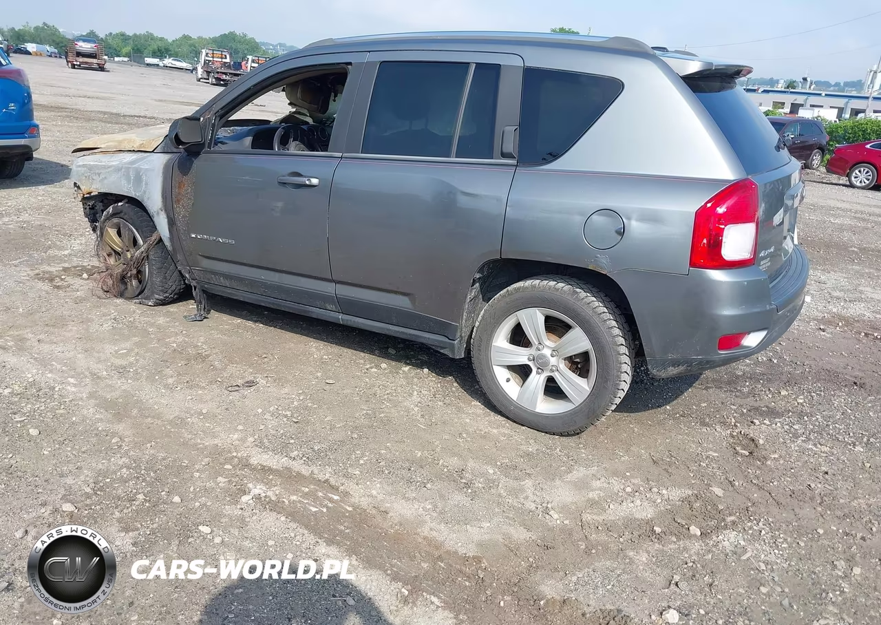 2013 Jeep Compass Latitude VIN:1C4NJDEBXDD261638 - 3