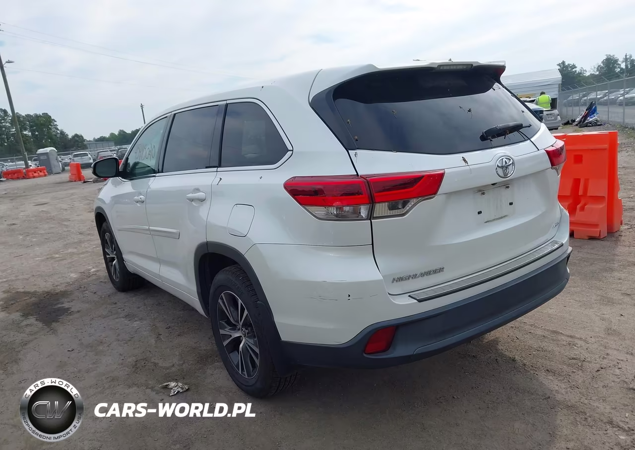 2018 Toyota Highlander Le VIN:5TDBZRFH3JS913091 - 3